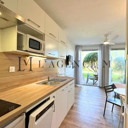 Pinea Les Pieds Dans L'eau *