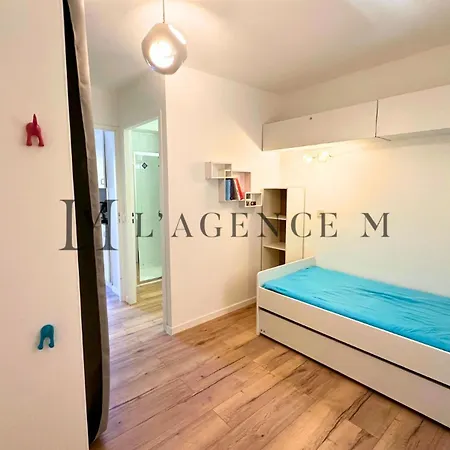 Pinea Les Pieds Dans L'eau *