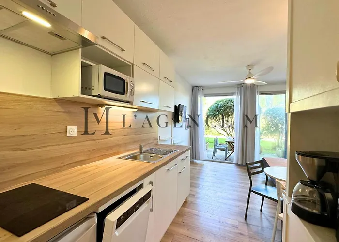 Pinea Les Pieds Dans L'eau *