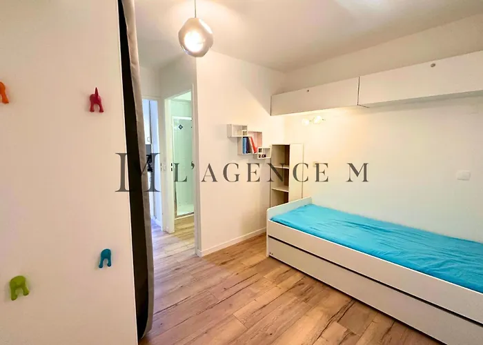 Pinea Les Pieds Dans L'eau *